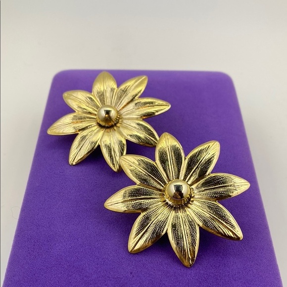 Jewelry - 💛 Gold Tone Floral Clip On Earrings